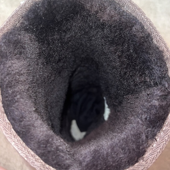 UGGS - Picture 5 of 5